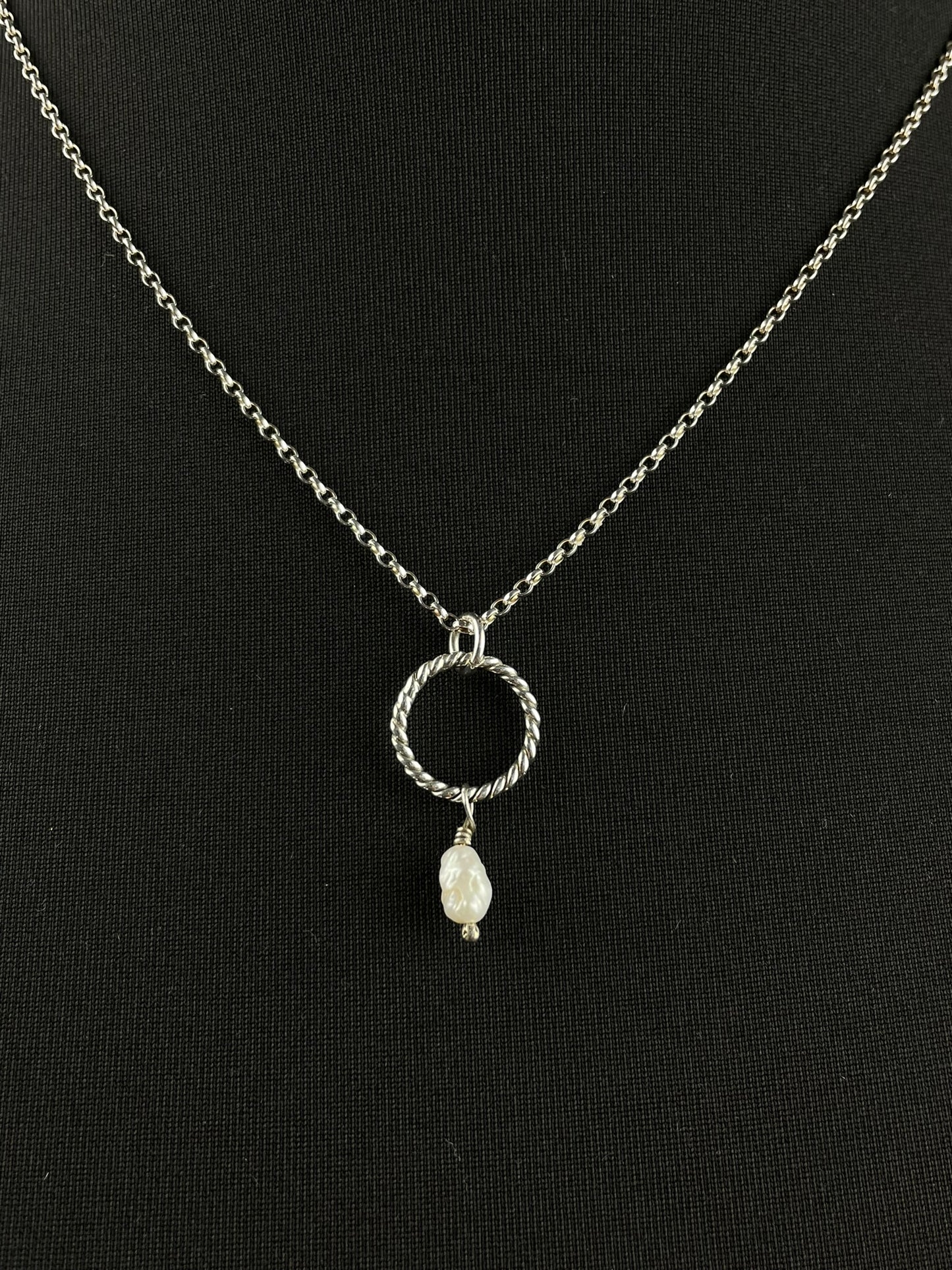 Rope and Pearl Necklace image 0