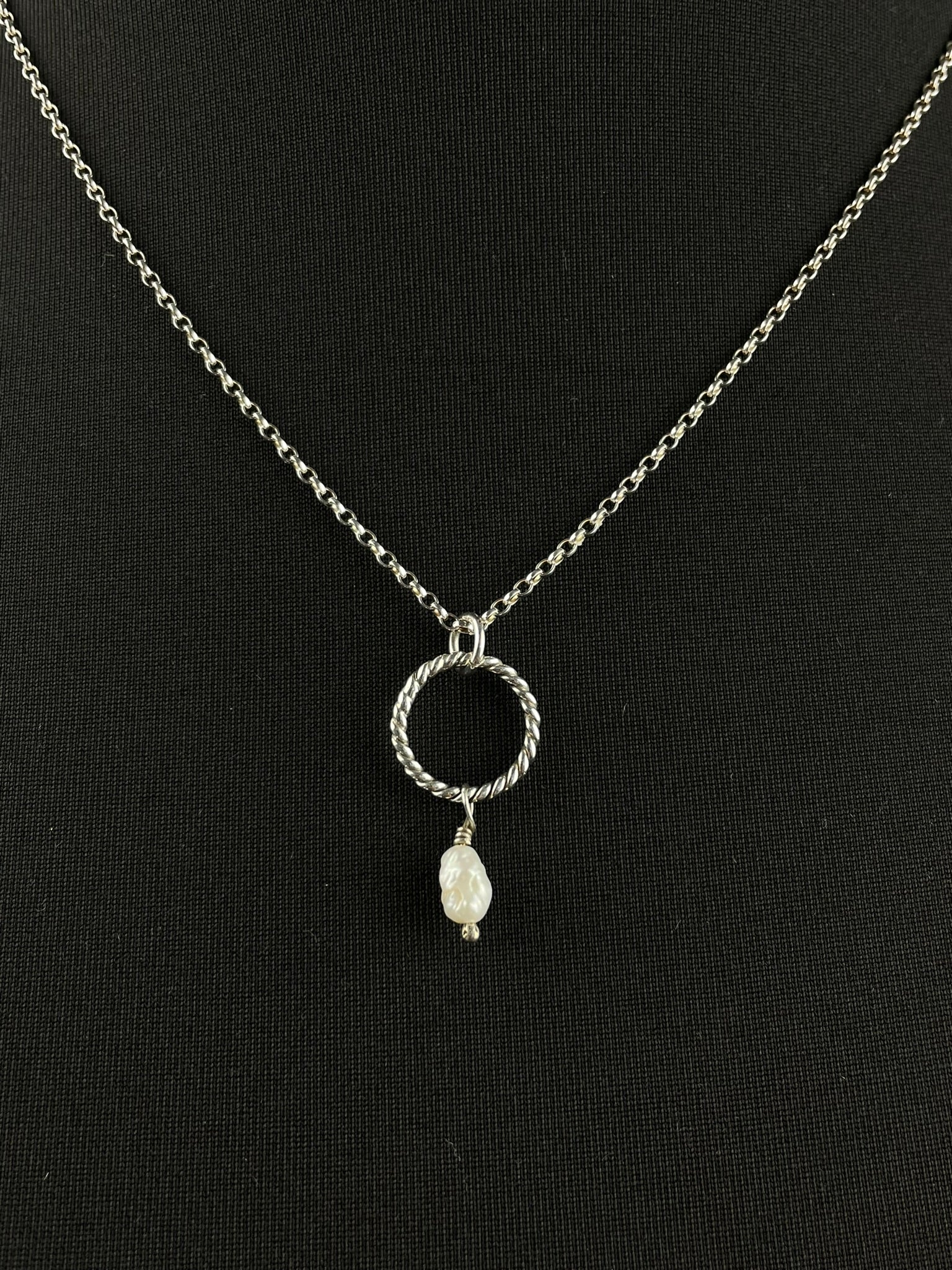 Rope and Pearl Necklace image 0