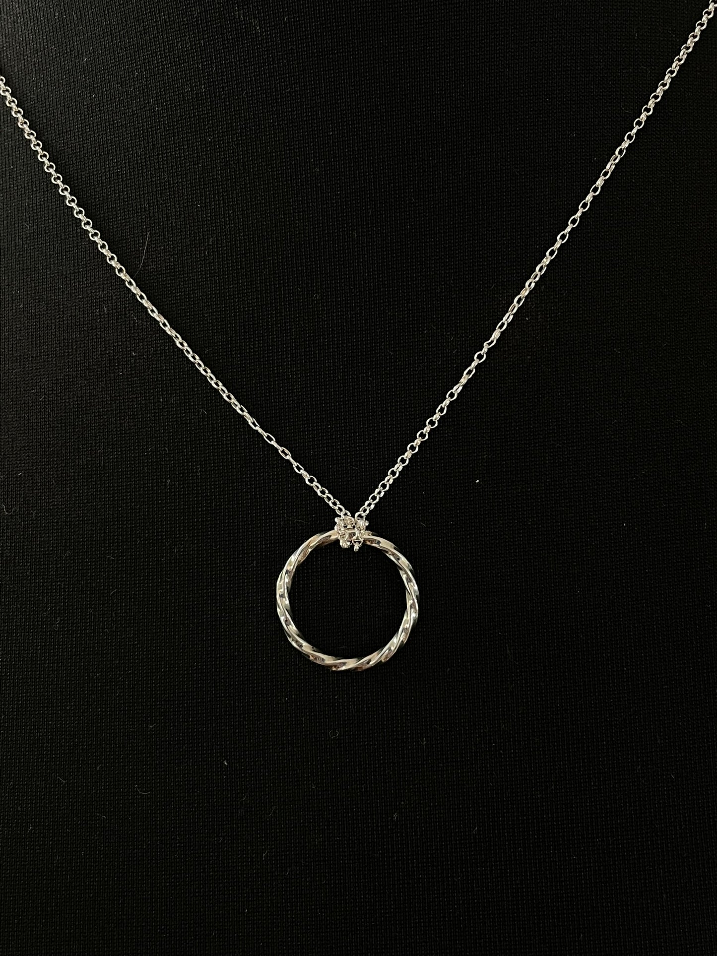 Square Twist Circle Neckalce