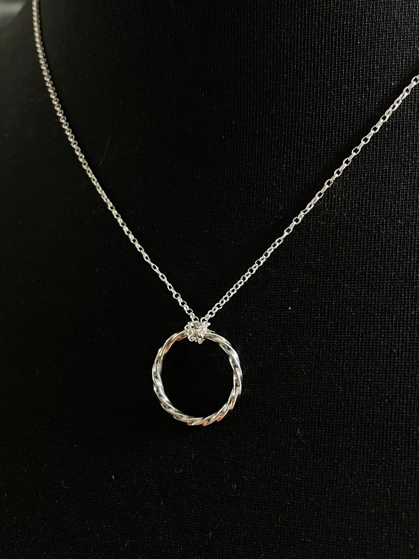 Square Twist Circle Neckalce