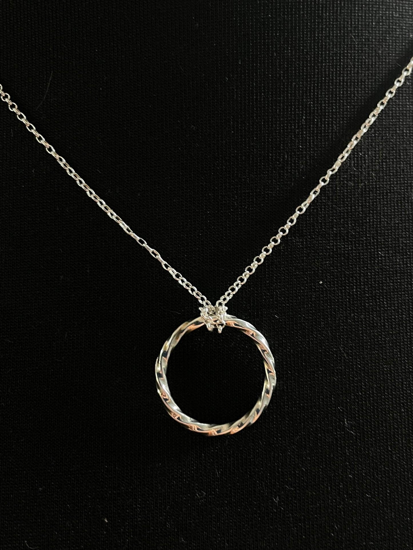 Square Twist Circle Neckalce