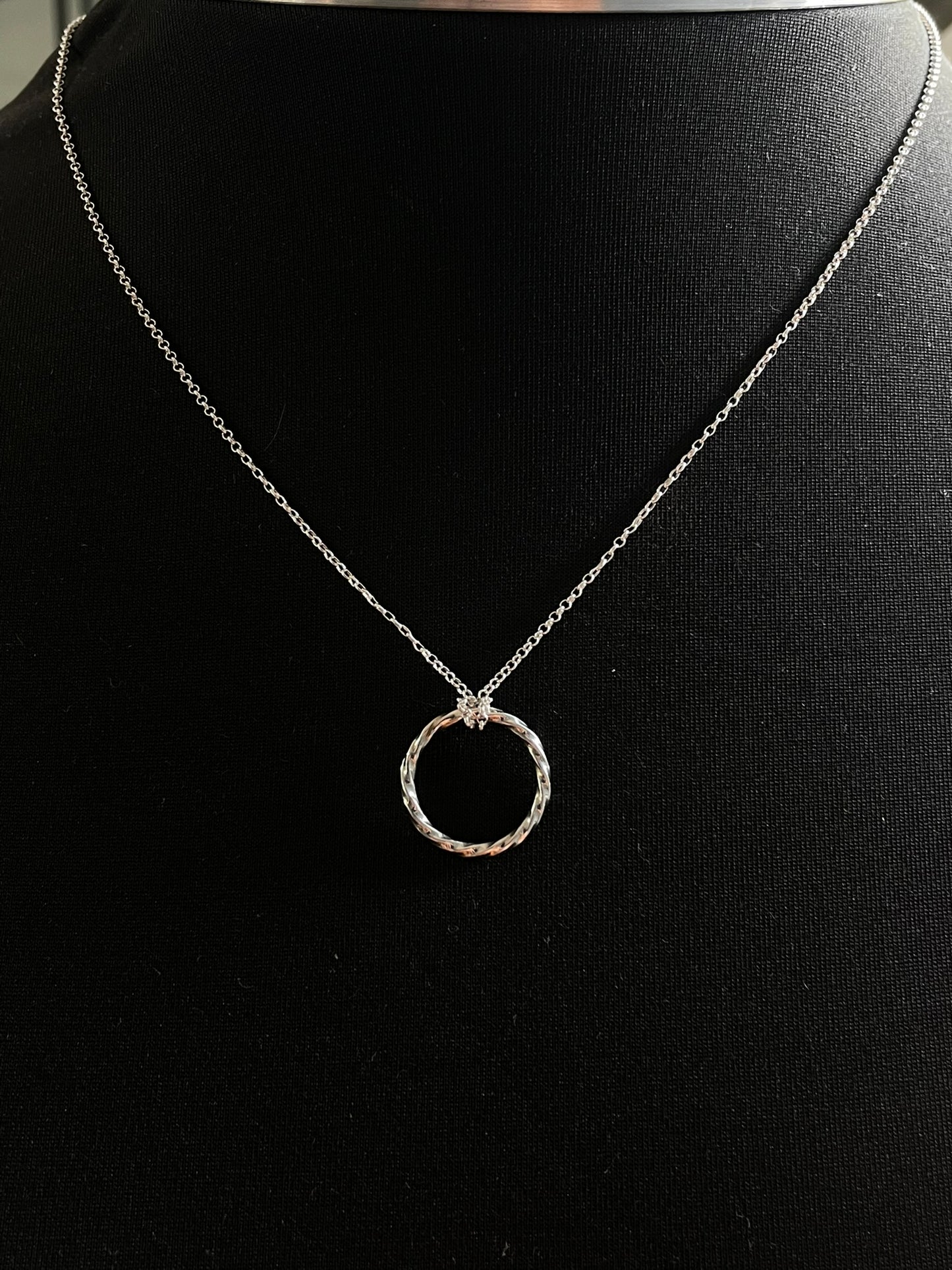 Square Twist Circle Neckalce