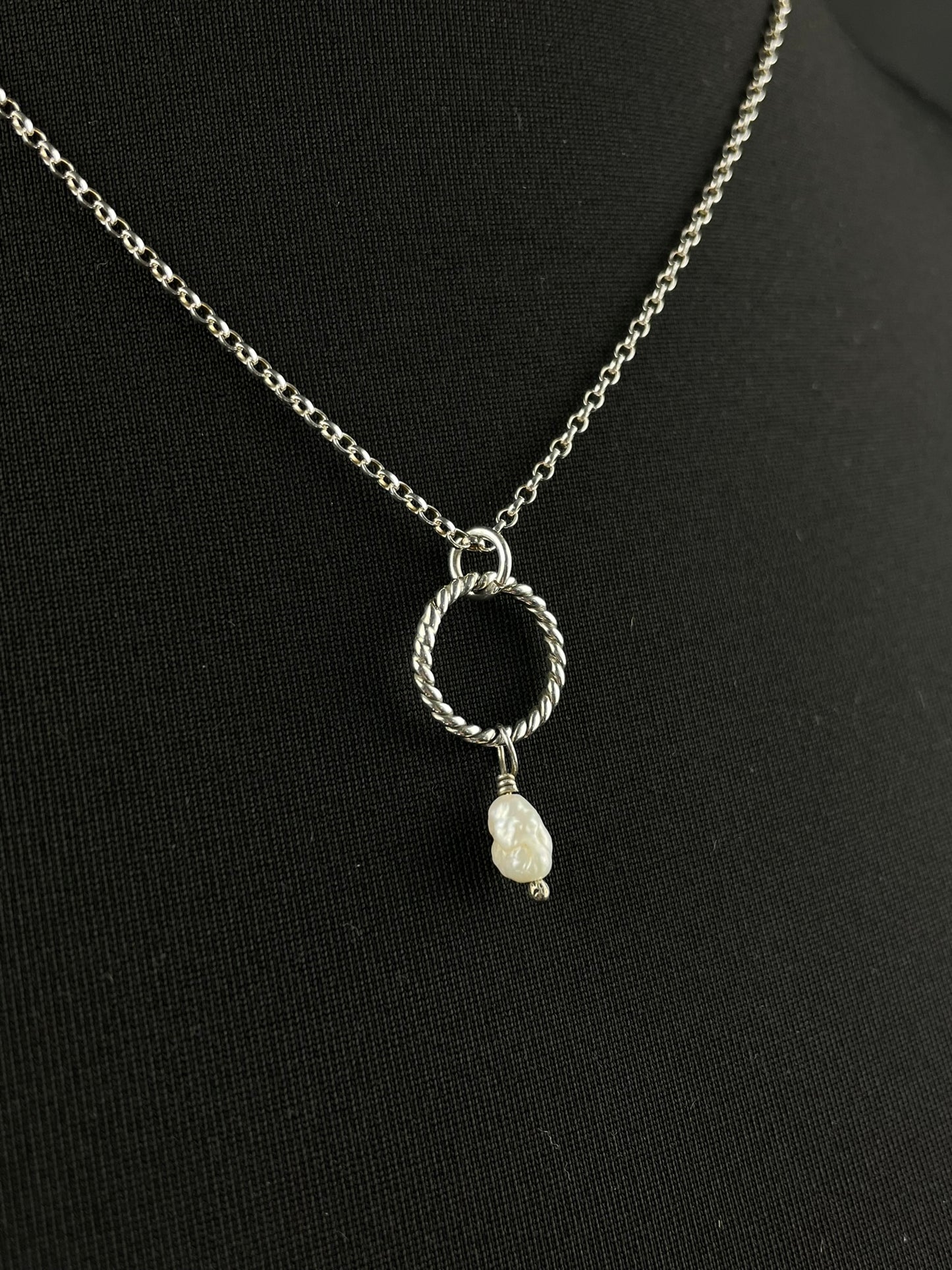 Rope and Pearl Necklace image 1