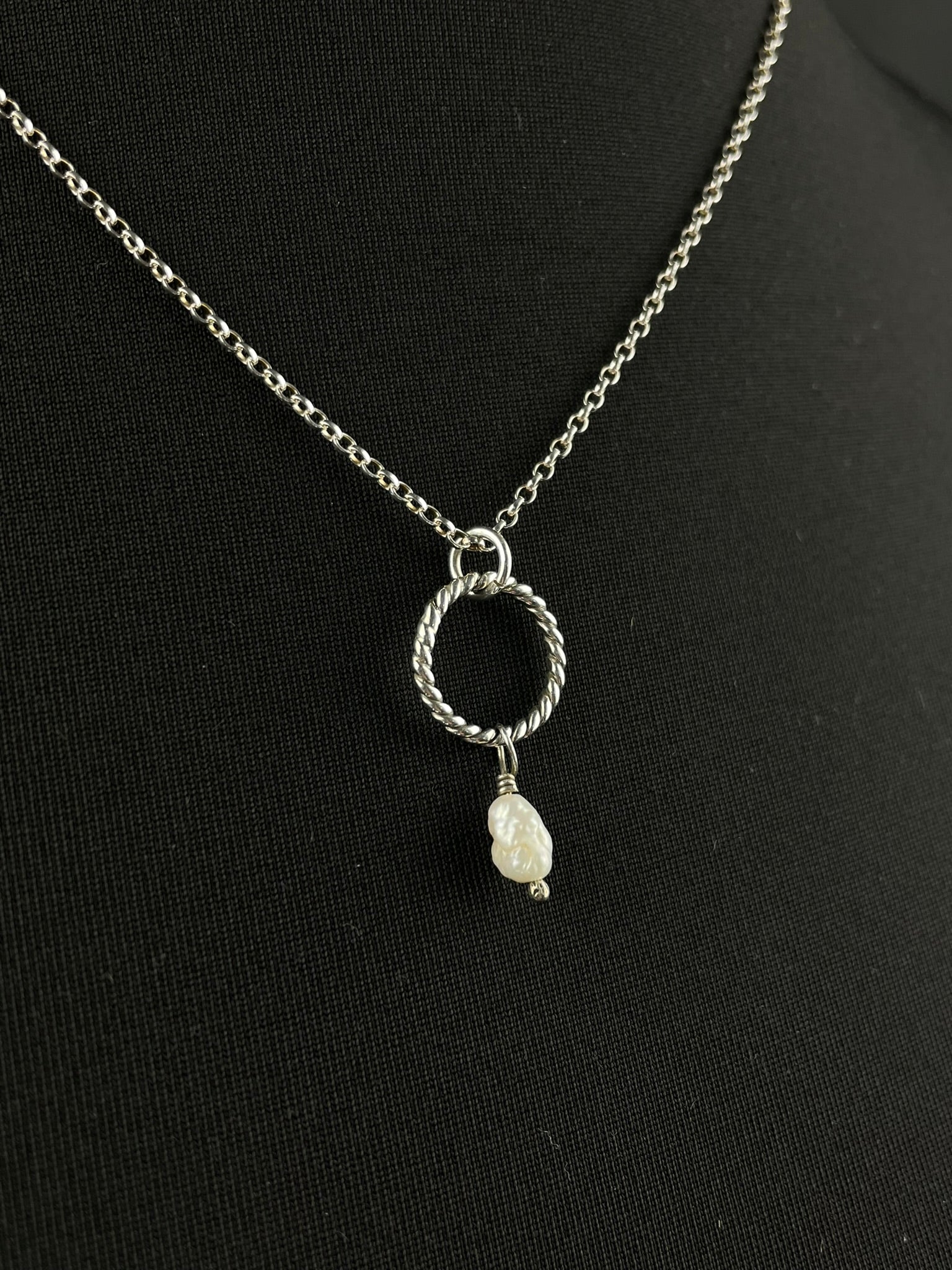 Rope and Pearl Necklace image 1